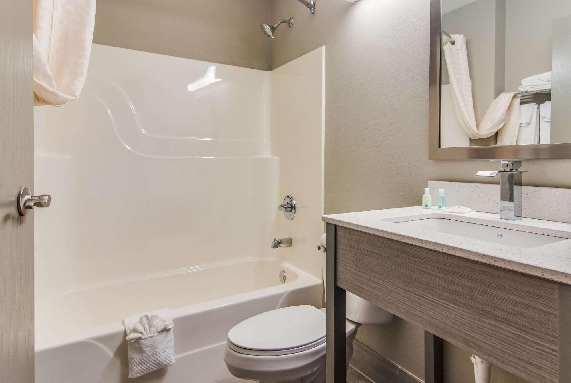 Quality Inn & Suites Grove City-Outlet Mall Ngoại thất bức ảnh